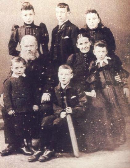 1890alexandercomrieandfamily.jpg